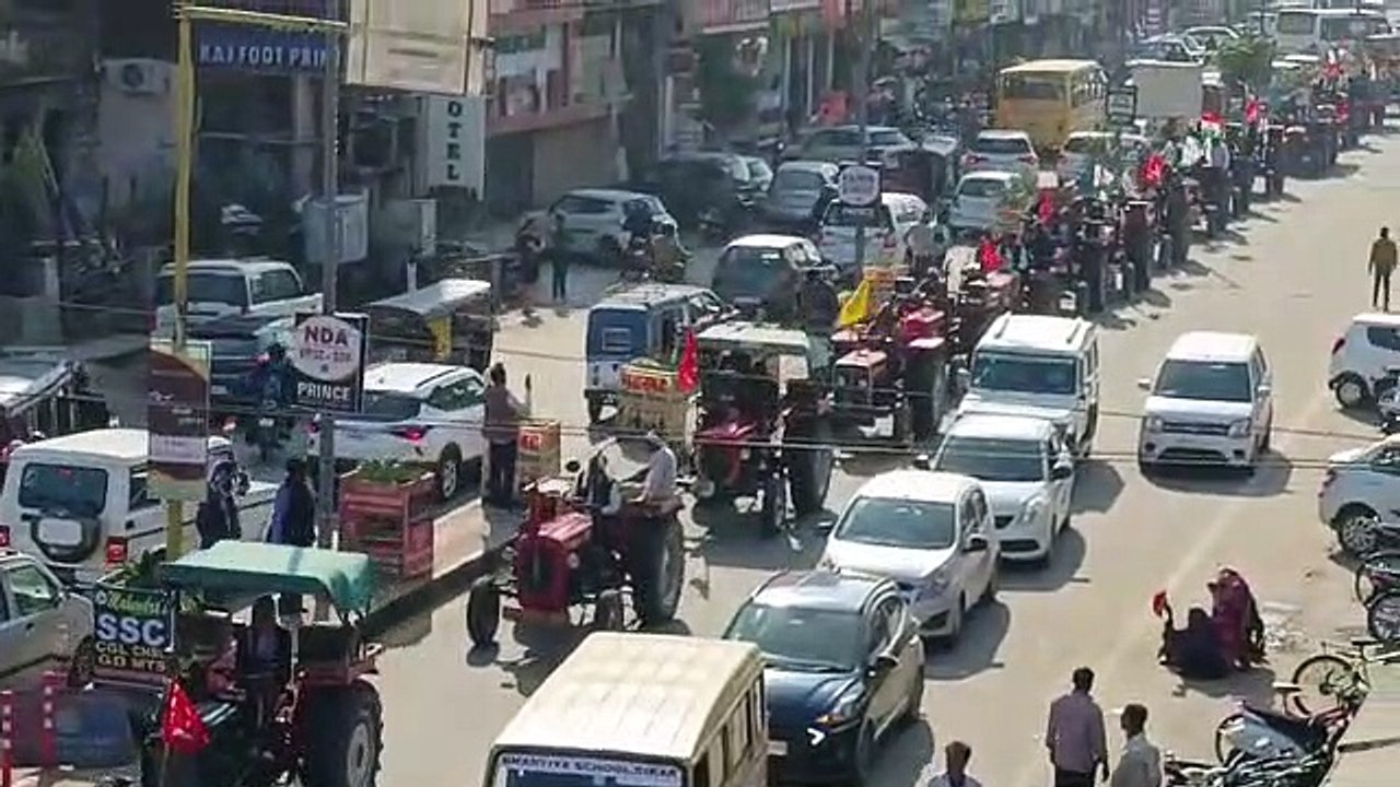किसानों ने तीन किलोमीटर लंबा ट्रैक्टर मार्च निक...