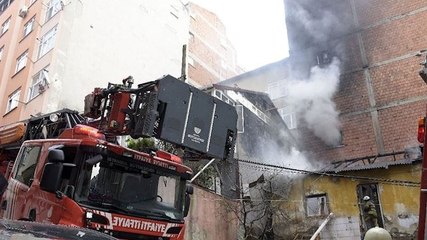 Kağıthane’de gecekonduda çıkan yangın yandaki binalara sıçradı