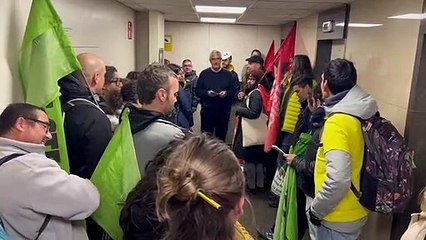 Un grupo de profesores ocupa la sede del Consorcio de Educación de Barcelona