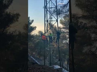 Download Video: Alpes-de-Haute-Provence : scène spectaculaire d'héliportage d'une antenne-relais