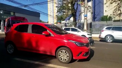 Jovem fica ferido após colisão entre carro e moto no Centro de Cascavel