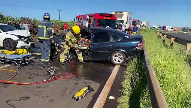 Motorista fica preso às ferragens após batida frontal na BR 376