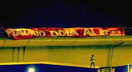 Los ultras del Atlético cuelgan de un puente un muñeco de Vinicius: "Madrid odia al Real"