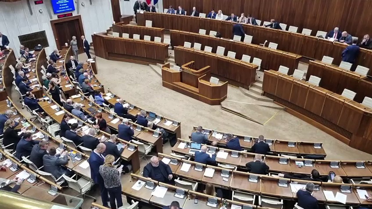 ZÁZNAM: NRSR: R. Fico navrhol voľby 27. mája, nevidí dôvod na septembrový termín