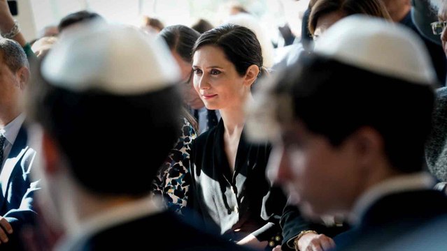 Ayuso homenajea a los judíos mientras Colau ultima la ruptura de la hermandad de Barcelona con Tel Aviv