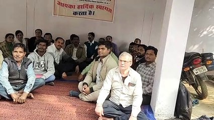 video story अपनी विभिन्न मांगों को लेकर जिला शिक्षा केन्द्र के सामने कर्मचारी बैठे धरने पर