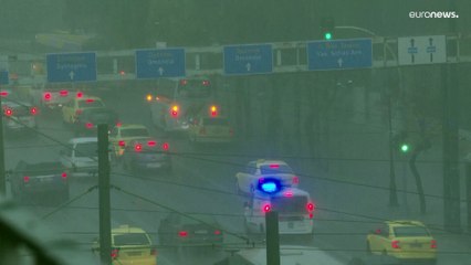Unwetter in Griechenland: Wassermassen in den Straßen von Athen