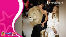 Kylie Jenner Kena Hujat Netizen, Gegara Kenakan Gaun Kepala Singa di Paris Fashion Week