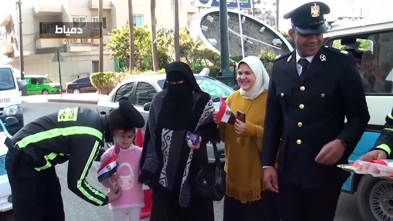 رجال الشرطة يشاركون المواطنين الإحتفال بالذكرى...