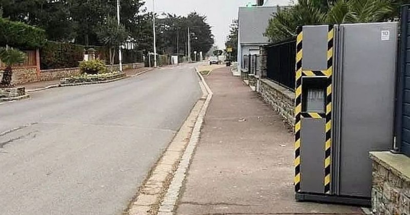 Insolite, il installe un faux radar, bricolé à l'aide d'un frigo, et tout le monde tombe dans le panneau