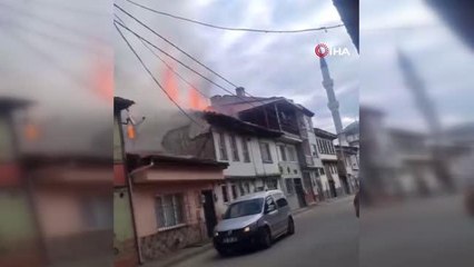 Bursa'da tarihi ev alev alev yandı