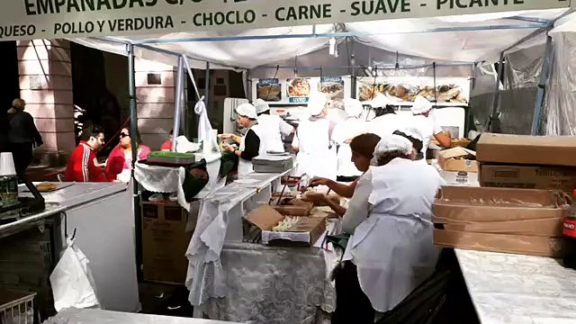 Femmes préparant et cuisinant des Empanadas à la Feria de Mataderos à Buenos Aires