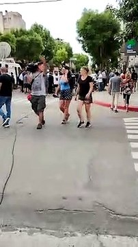 Así acompañaba la gente a los padres de Fernando a la salida de los Tribunales.