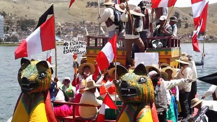 El pueblo flotante de Perú también protesta en el Lago Titicaca