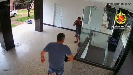 Dupla usa imitação de arma para ameaçar homem na Asa Norte