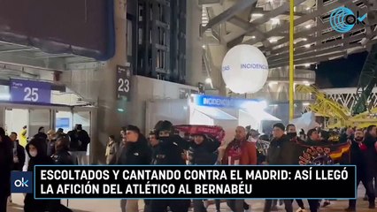 Escoltados y cantando contra el Madrid: así llegó la afición del Atlético al Bernabéu