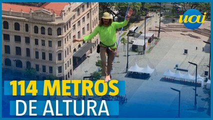 Equilibrista faz 'caminhada' a 114 metros de altura em SP