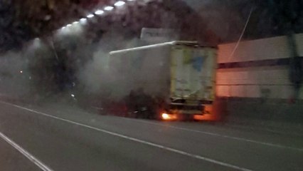 사패산터널에서 화물차 화재...한때 통행 차단 / YTN