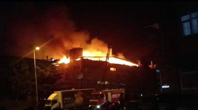 Pendik'te cam fabrikasında yangın çıktı