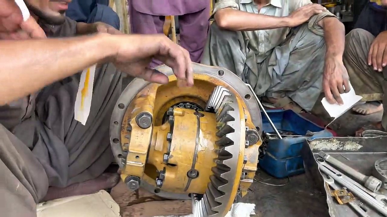 Mekanik Ahli Mengatasi Masalah Gigi Diferensial Wheel Loader 950B Caterpillar