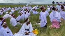 La peregrinación anual al monte Nhlangakazi en Sudáfrica atrae a miles de personas