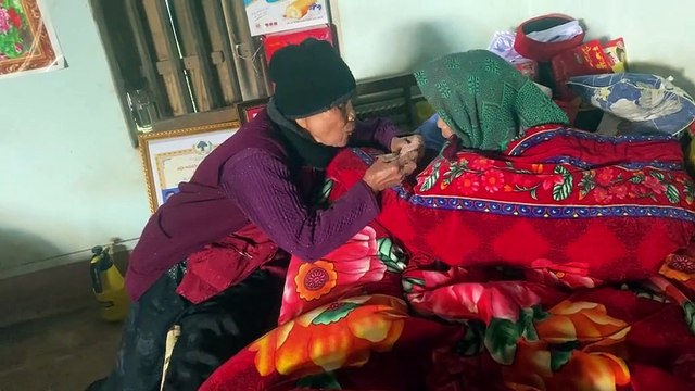 Lâu lâu sang thăm, chị gái 100 tuổi “dúi” tiền lì xì cho em 87 tuổi