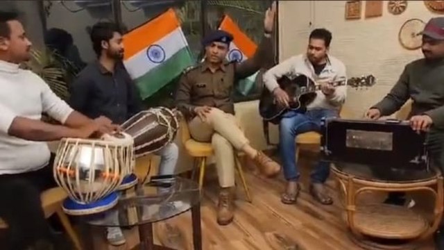 दरोगा शिवा अग्रवाल ने मधुर आवाज में गाया 'मेरा रंग दे बसंती' गाना,सोशल मीडिया पर हो रही तारीफ