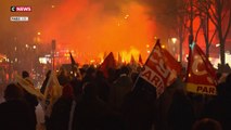 Réforme des retraites : une manifestation aux flambeaux à Paris