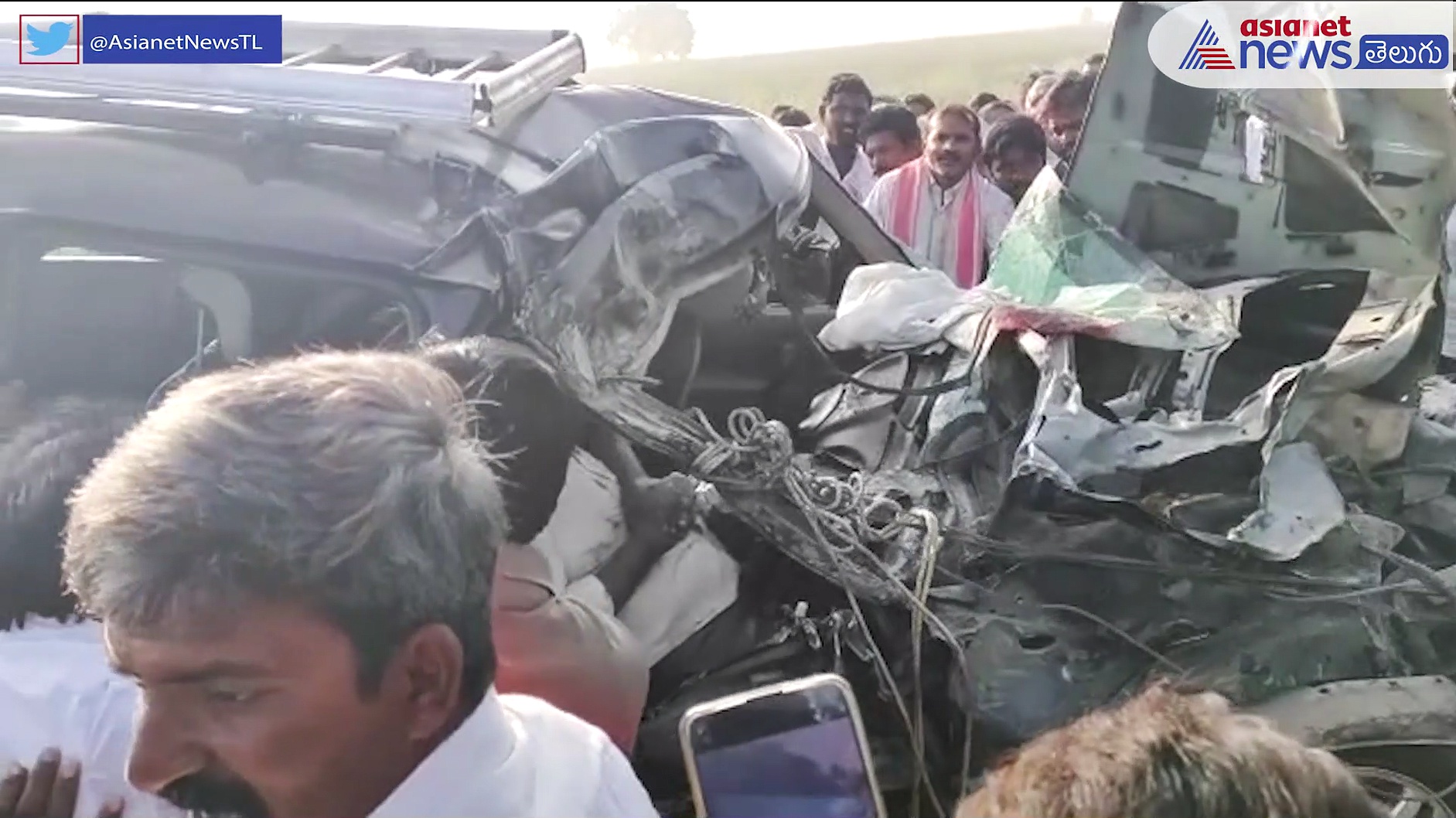 పల్నాడు జిల్లాలో‌‌ ఘోర రోడ్డు ప్రమాదం... పెళ్లి బృందం కారు‌ను ఢీ కొట్టిన టిప్పర్...