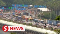 Saifuddin: Rantau Panjang congestion seasonal, border control agencies told to manage