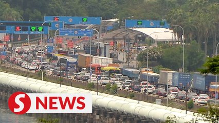 Saifuddin: Rantau Panjang congestion seasonal, border control agencies told to manage