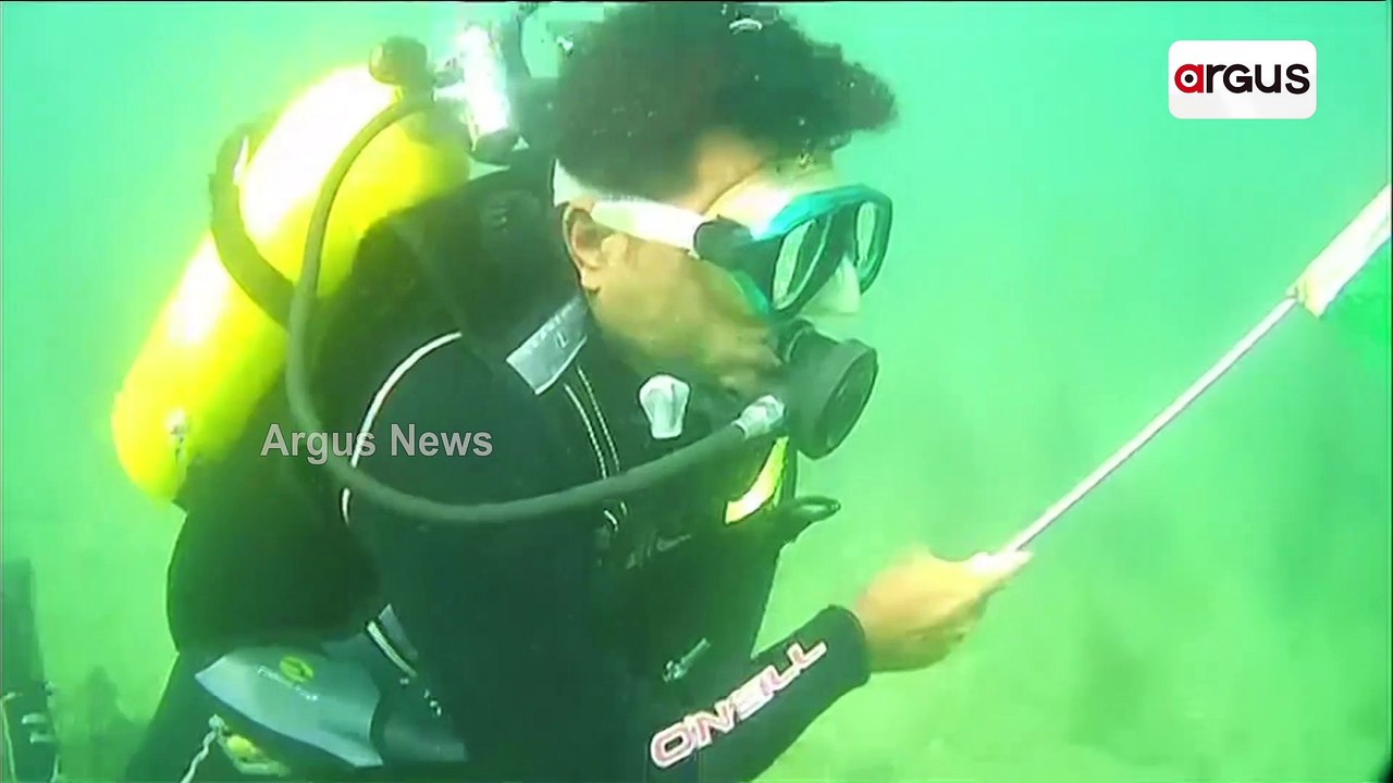 Lucknow: Scuba Driver Celebrates Prajasattak Parv By Hoisting Tricolour Inside Sea