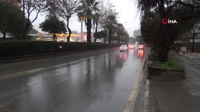 Marmaris'te sağanak yağış ve fırtına: Otelin camı patladı, ağaçlar devrildi