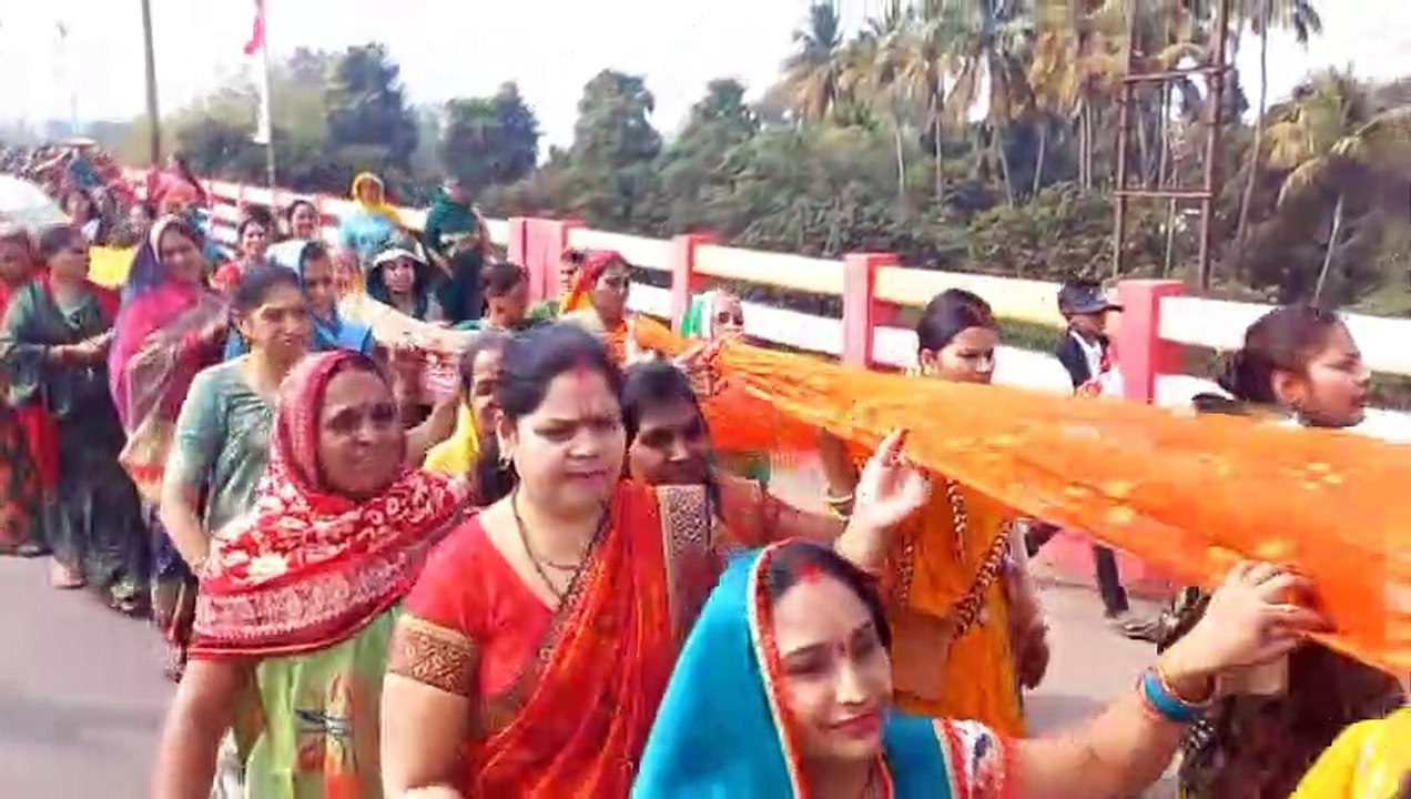 Chunri offered to Mother Narmada