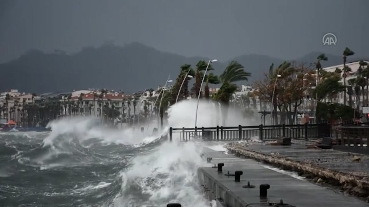 Marmaris’te ağaçlar devrildi, dev dalgalar iş yerlerine ulaştı
