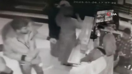 Masanın üzerindeki cüzdanı böyle çaldı