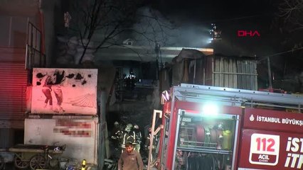 GÜNGÖREN'DE 2 KATLI HURDA DEPOSUNDA KORKUTAN YANGIN