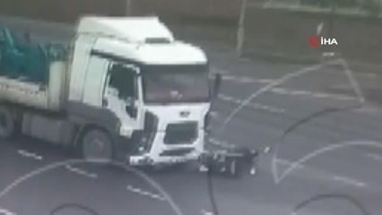 Kırmızı ışıkta feci kaza... Tır kör noktada bekleyen kuryeyi böyle altına aldı