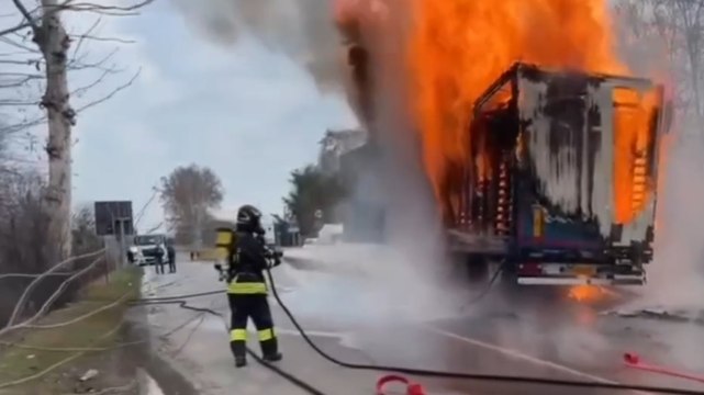 Parma - In fiamme un camion carico di bancali in legno (27.01.23)