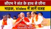 Karnataka CM Basawraj Bommai ने Eshwaranandapuri Swami से मंच पर छीन लिया माइक| वनइंडिया हिंदी