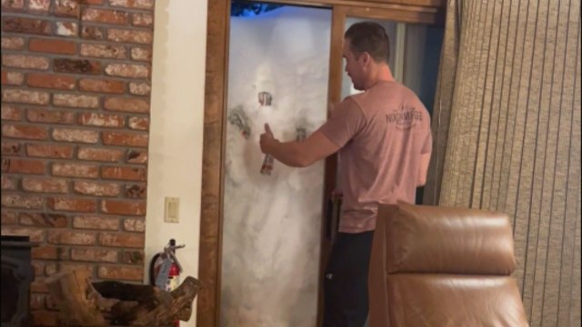Mammoth Lakes, California: Snow Storm turns entire balcony into a literal freezer