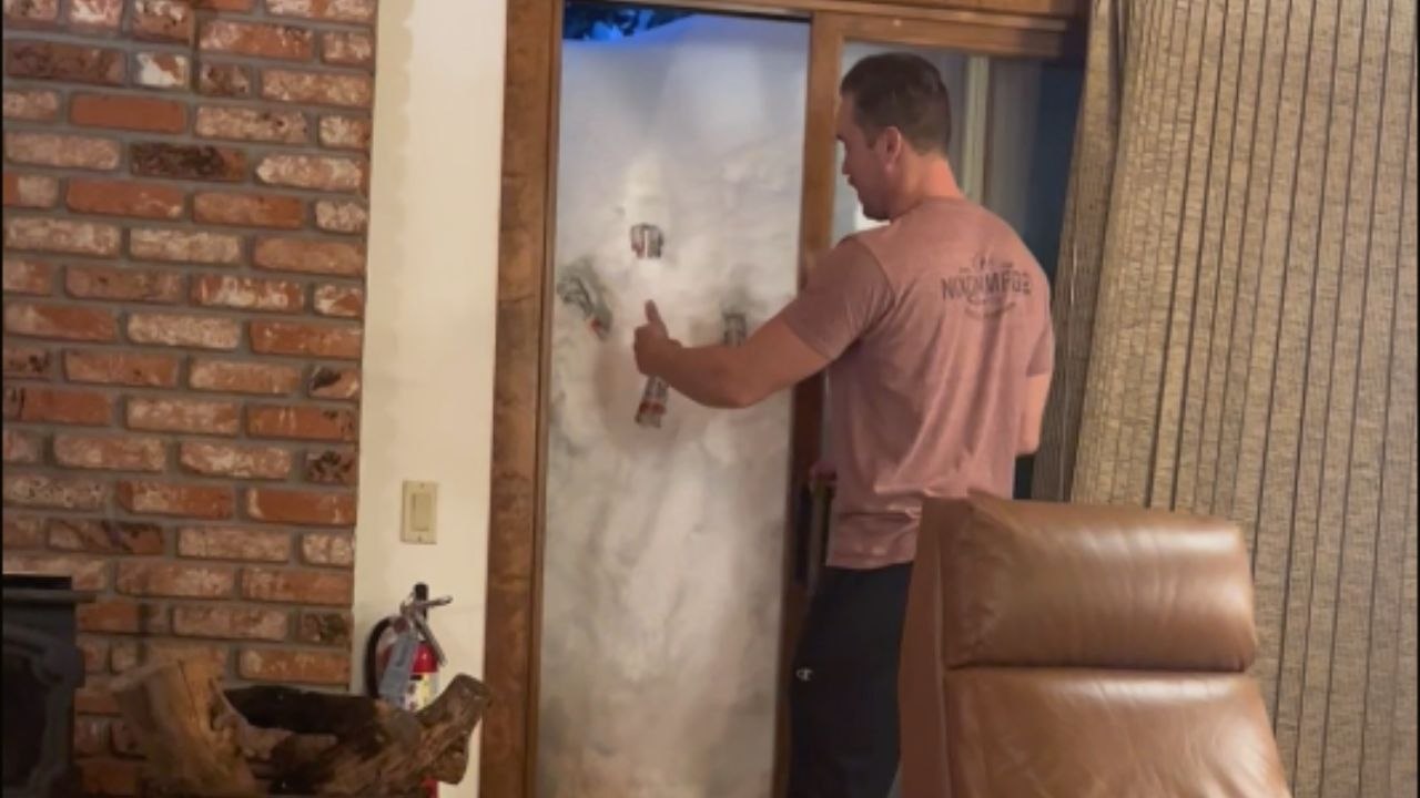 Mammoth Lakes, California: Snow Storm turns entire balcony into a literal freezer