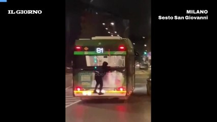 Bus surfing, il fenomeno folle e pericoloso dei giovani che si aggrappano ai pullman in corsa