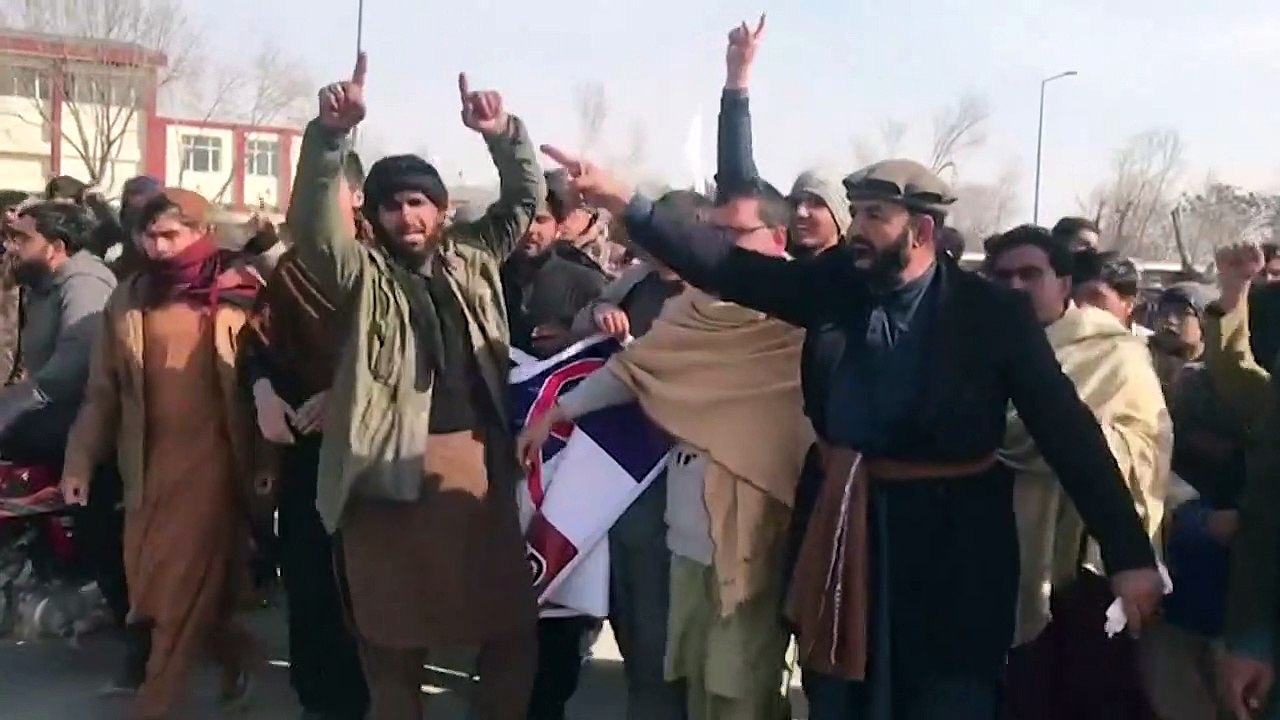 مئات يتظاهرون في كابول احتجاجا على إحراق وتمزيق نسختين من المصحف