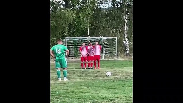 Un sacré tir enveloppé sur coup franc...