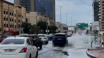 Dopo le intense piogge strade come fiumi d'acqua a Dubai