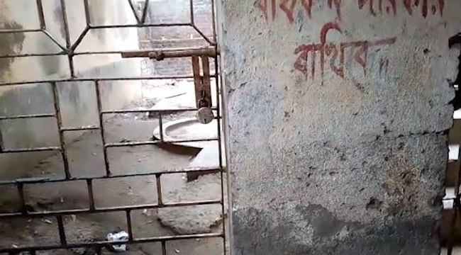 স্কুলে হয়নি সরস্বতী পুজো! শ্রেণীকক্ষে তালা দিয়ে ২ শিক্ষককে আটক করল গ্রামবাসী