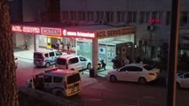 KAYINVALİDELERİ ÖLEN DAMATLARDAN SAĞLIK ÇALIŞANLARINA BIÇAKLI SALDIRI GİRİŞİMİ KAMERADA