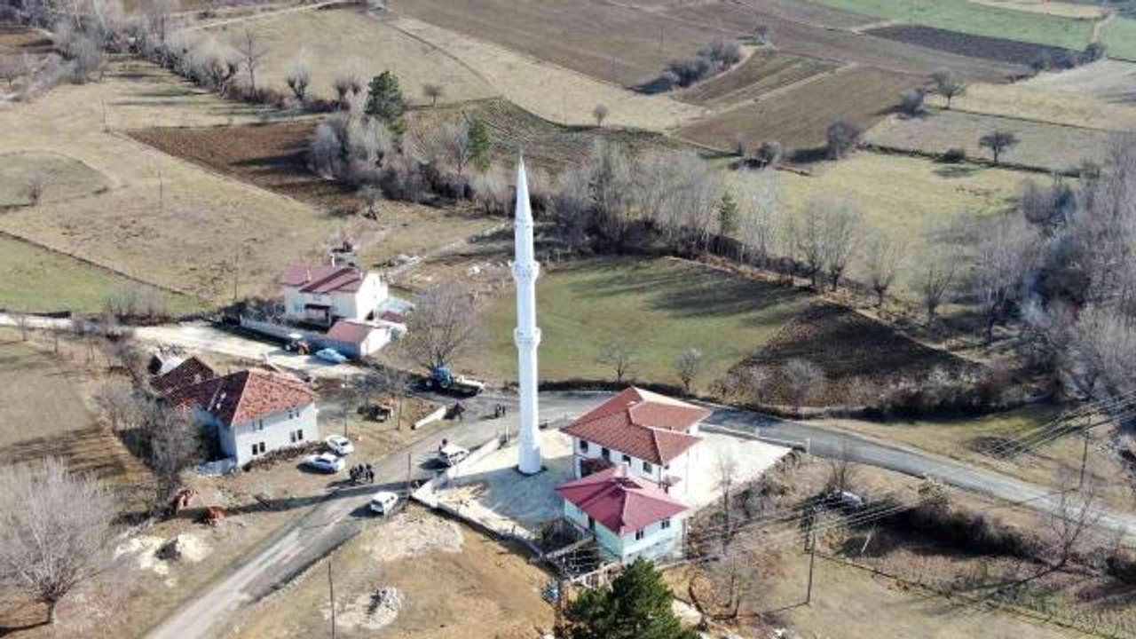 Yaptırmakta olduğu caminin bitişini göremeden vefat eden muhtara köylülerden ahde vefa