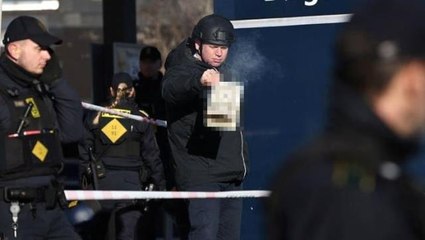 Rasmus Paludan, kurşun geçirmez yelek giyerek caminin karşısında yine Kur'an-ı Kerim yaktı